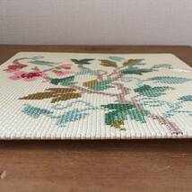 60's 70's ビンテージ ヨーロッパ 蚤の市 手刺繍 ハンドメイド 壁掛け 飾り アート 花 Flower クロスステッチ サイズ約27.3cm×約24.3cm_画像7