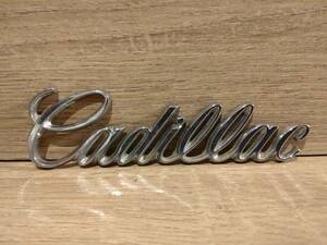 ●送料無料 トランク エンブレム Cadillac オーナメント 1980-1992 キャデラック フリートウッド デビル ローライダー ブロアム 