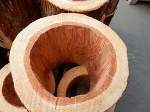 杉 日本蜜蜂 丸胴式巣箱 灰汁抜き自然乾燥済み　40ｃｍ（高）×約20ｃｍ～23ｃｍ（内径）：番線締め：巣落ち防止桟木付き