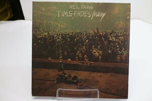 [TK2888LP] LP Neil Young / Time fades away （ニール・ヤング） US盤 パンチ盤 盤面まずまず良好 再生良好 特大歌詞カード85cm×57cm