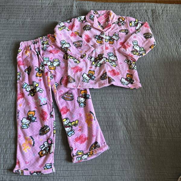 新品ハローキティ　総柄フリース長袖前開きパジャマ140ピンク　子供服キッズ
