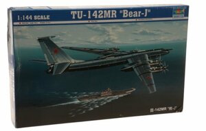 トランペッター 1/144 ロシア空軍空中通信機 Tu-142MR ベアーJ型 プラモデル(中古 未使用品)　(shin