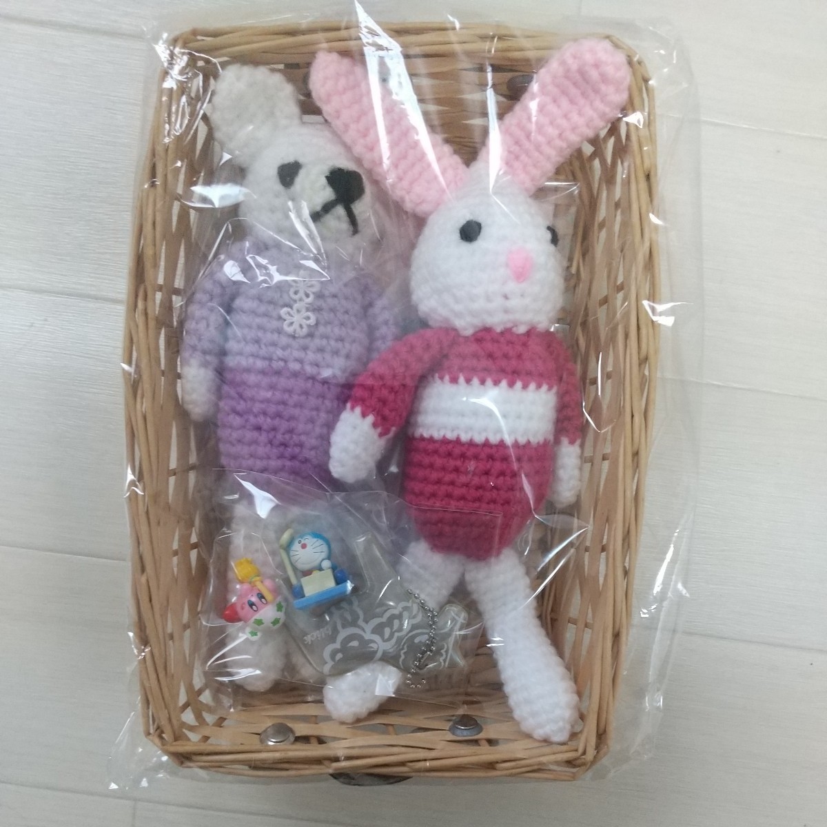 针织玩具手工兔子和熊带篮子, 玩具, 游戏, 毛绒玩具, 阿米古鲁米
