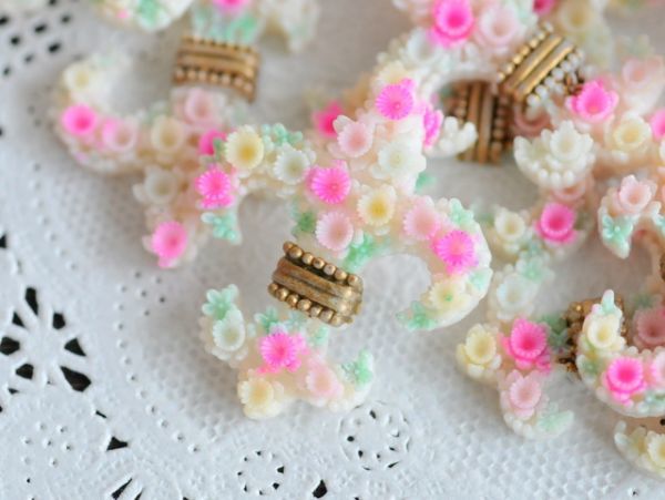 ☆ Envío gratis ☆ Flor de lirio emblema flor Japón cabujón vintage hecho en Japón accesorios retro piezas hechas a mano, Trabajo de perlas, rosario, el plastico