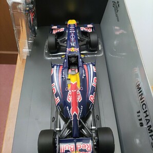 ☆ 超稀少品！ハイBOXver. PMA1/18 レッドブル レーシング ルノー RB7 スペインGP Winner 2011 S.ベッテル #1 スタンディングガッツver ☆の画像3