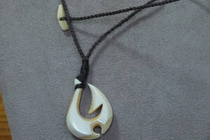 makou whale . tooth .bo-n Carving fish hook Hawaiian jewelry amulet . except . Hara . jpy full 