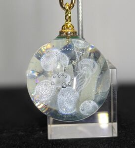 【値下げ】No.94 クラゲ玉レジンキーホルダー ハンドメイド 蓄光タイプ バッグチャーム 25mm玉