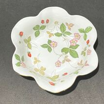 D(904f2) WEDGWOOD ウェッジウッド 皿 ワイルドストロベリー プレート Bone China WILD STRAWBERRY 365 ホワイト 菓子皿_画像1