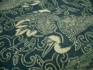 古布藍染め木綿型染めはぎれ鶴と唐草　124㎝　アンティーク昔着物リメイク古裂布団皮
