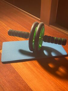 【筋トレ】腹筋ローラー　膝マット付き　ローラー　腹筋　筋肉　ダイエット　トレーニング　筋力アップ　筋肉増強　シェイプアップ　運動