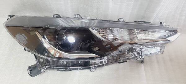 美品 トヨタ カローラクロス ZSG11 右ヘッドランプ ライト LED 純正 81130-16800 送料無料