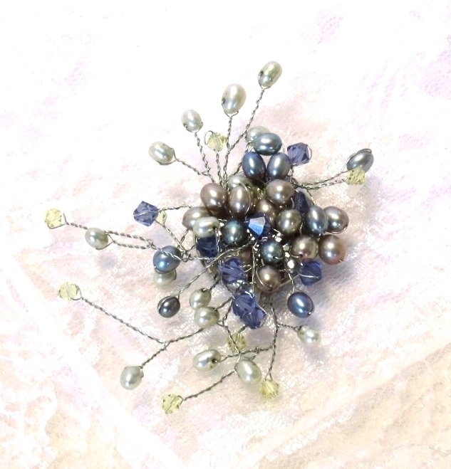 ★Fait main★Unique en son genre★Broche corsage en perles beiges et violet Swarovski, Accessoires pour femmes, broche, perle
