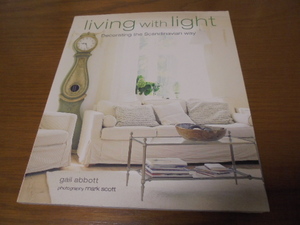 洋書Living With Light　光を取り入れた北欧のリビング　光を楽しむ　スカンジナビアインテリア