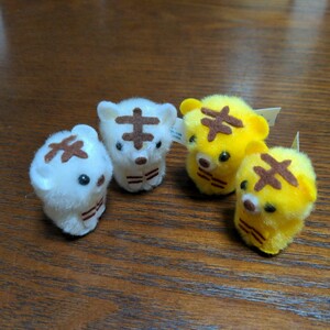 ☆ 小さなぬいぐるみ　マスコット　セット　とら　トラ　タイガー　虎　メジャー　ぴよりーな　ひよこのおかげ　ポンポンマスコット