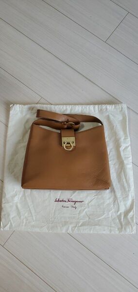 Ferragamo ショルダーバッグ レディースバッグ