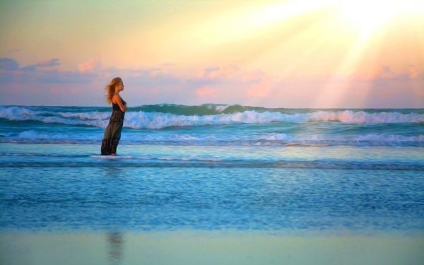 Обои «Волны, пляж, солнце и девушка на пляже», стиль морской живописи, постер, широкая версия, 603 x 376 мм (тип отслаиваемой наклейки) 001W2, печатный материал, плакат, наука, Природа