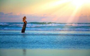 波 ビーチ 太陽の日差しと波打ち際の少女 海 絵画風 壁紙ポスター ワイド版 603×376mm（はがせるシール式）001W2