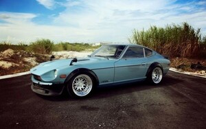 Art hand Auction 日産 フェアレディ 280Z 1975年 FAIRLADY Z 絵画風 壁紙ポスター 特大ワイド版921×576mm(はがせるシール式)001W1, 自動車関連グッズ, 自動車メーカー別, 日産