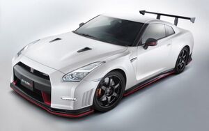 日産 GT-R NISMO R35 Nアタック・パッケージ Bホワイトパール 2016年 NISSAN 壁紙ポスター ワイド版603×376mm （はがせるシール式） 013W2