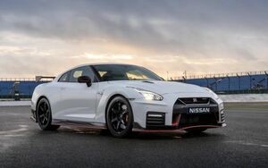 日産 GT-R NISMO R35 Bホワイトパール 2017年 ニッサン NISSAN 壁紙ポスター 特大ワイド版921×576mm （はがせるシール式） 018W1