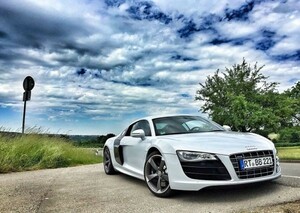 Art hand Auction Audi R8 V10 Sky Cloud White Audi Painting Style Wallpaper Póster Extra Grande Versión A1 830 x 585 mm (tipo adhesivo despegable) 001A1, Bienes relacionados con el automóvil, Por fabricante de automóviles, audi