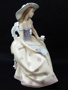 1000円スタート フィギュリン LLADRO リヤドロ 【テラスでお茶を】 女性 ドレス 椅子 陶器人形 西洋工芸 置物 難あり ジャンク品 10 E10012