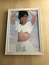 kj ★額装品★ 高樹沙耶 グラビア セクシー ノーブラ 下乳 貴重写真 A4サイズ額入り ポスター風デザイン 水着_画像1