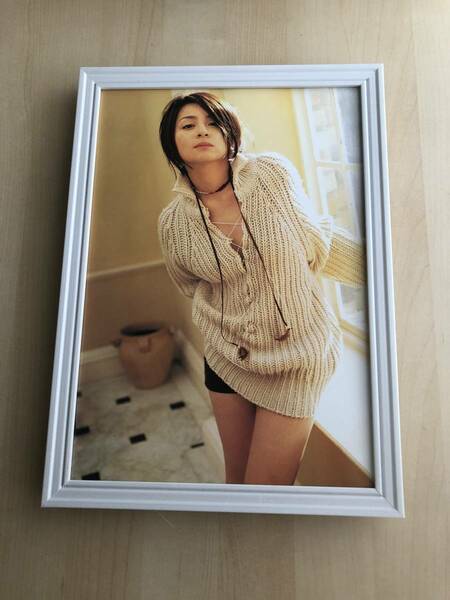 kj ★額装品★ 奥菜恵 グラビア セクシー 貴重写真 A4サイズ額入り ポスター風デザイン 美脚 アイドル