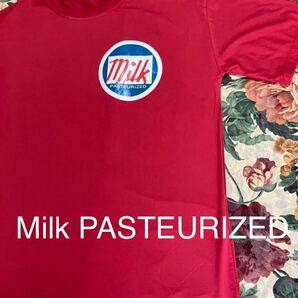 ティシャツ Tシャツ ★ Milk PASTEURIZED ★ 赤 エンジ 半袖 ミディアム 新品 カジュアル スポーティー