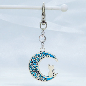 ブルームーンキャットキーホルダー 三日月にのる猫のチャームと青い模様の輝くキーホルダー 金具変更可
