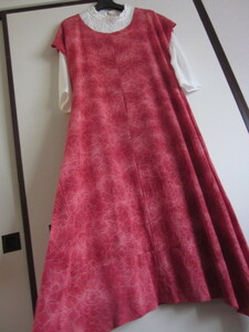 着物リメイク　正絹羽織のワンピース　赤のぼかし色で大人可愛い花柄　フレンチスリーブワンピース　　LーLLサイズ　裾変形