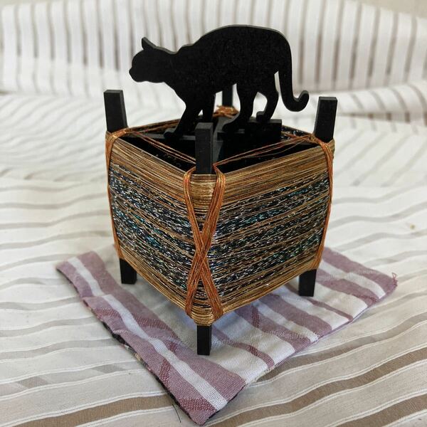 京都西陣織の糸　猫の木枠金糸飾り