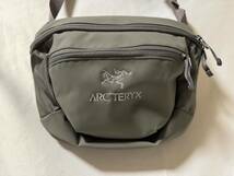 美品 ARC’TERYX BEAMS 別注 アークテリクス ビームス Arro Waistpack アローウエストパック ウエストバッグ グレー_画像2