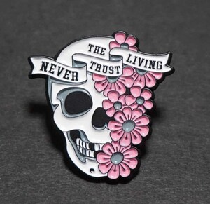 頭蓋骨NTTLピンク花満開■新品『髑髏&花』「NEVER TRUST THE LIVING」 ピンバッジ バッチ■おしゃれ ファッション