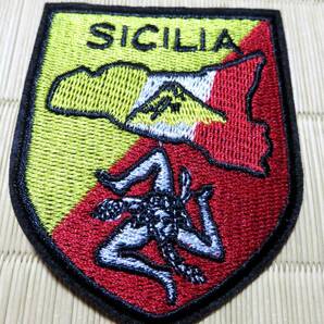 地図■赤黄DIY新品シチリア島 イタリア Sicilia Trinacria Scudetto刺繍 ワッペン■オートバイ　バイクレース　マラソン　トライアスロン