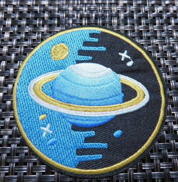 ◇空黒　土星　萌宇宙ロゴ■ 円型◆新品未使用 土星　環　スペースワールド 刺繍ワッペン（パッチ）◆アメリカ ◇激シブ