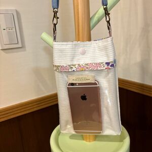 ハンドメイド　リバティー　スマホポシェット　収納したまま操作出来る　ハンカチとハンカチ風サニタリーポーチ付き 