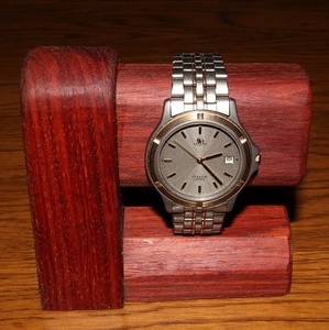 腕時計スタンド（材質：花梨）サイズ：92Ｗ×45ＤＸ87Ｈ（197ｇ）