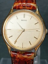 セイコー SEIKO 5P31-6A10 メンズ 腕時計 アナログ ゴールド ゴール文字盤 レザーベルト ステンレススチール クォーツ シンプルデザイン_画像1
