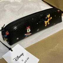 送料込●新品●COACH X ディズニー100周年コラボ ペンケースB 黒ホリデイプリント 2023年コラボ新作 ミッキーマウス_画像3