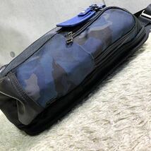 1円 極美品 TUMI トゥミ メンズ ボディバッグ モントレー スリング ショルダー 迷彩 カモフラ ナイロン レザー 本革 ブラック 黒 ブルー 青_画像4