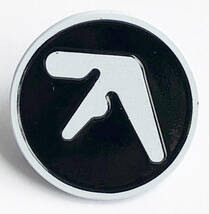 【KHONKA KLUB /カナダ入荷 /即決】The Aphex Twin /Classics /Richard D James/ピンズ/ピンバッジ/Φ2.5cm/ブラック/テクノ名盤(kk-b-53)_画像1