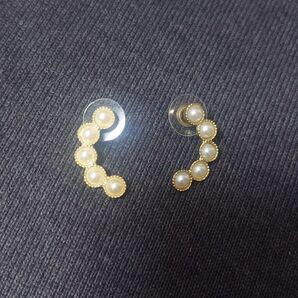 ⑥フェイクパールピアス イエローゴールドカラー