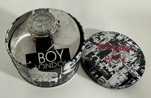 ［未使用品?］ BOY LONDON 153 KINGS ROAD 黒 カレンダー 3針 動作未確認品 メンズ 腕時計 専用保存缶付 （J）