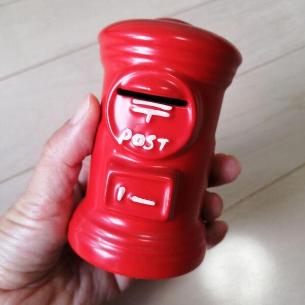 レトロ郵便ポスト型 貯金箱 陶器製 朱色 底部分から小銭が取り出せます