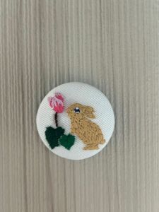 刺繍ブローチ ハンドメイド くるみボタン　シクラメン　うさぎ