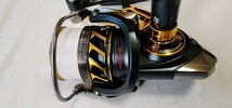 美品中古品 DAIWA ダイワ 18 TOURNAMENT トーナメント ISO 2500SH-LBD (収納袋、化粧箱付き)_画像3