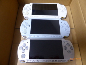 【送料無料】SONY PSP本体（PSP-2000) ３台　※通電・ソフト読取り確認してますが、ジャンクで出品します！