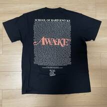 新品 未使用 AWAKE NY SCHOOL OF HARD KNOCKS Awake NY アウェイクニューヨーク クイーンズ Lサイズ Tシャツ S/S Tee_画像3