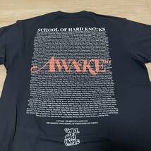 新品 未使用 AWAKE NY SCHOOL OF HARD KNOCKS Awake NY アウェイクニューヨーク クイーンズ Lサイズ Tシャツ S/S Tee_画像4